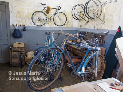 La bicicleta en el taller que David tiene en el barrio de las Cortes, en Madrid